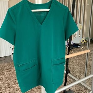 Figs scrub top!!  Accra 6 pocket Hunter Green!!